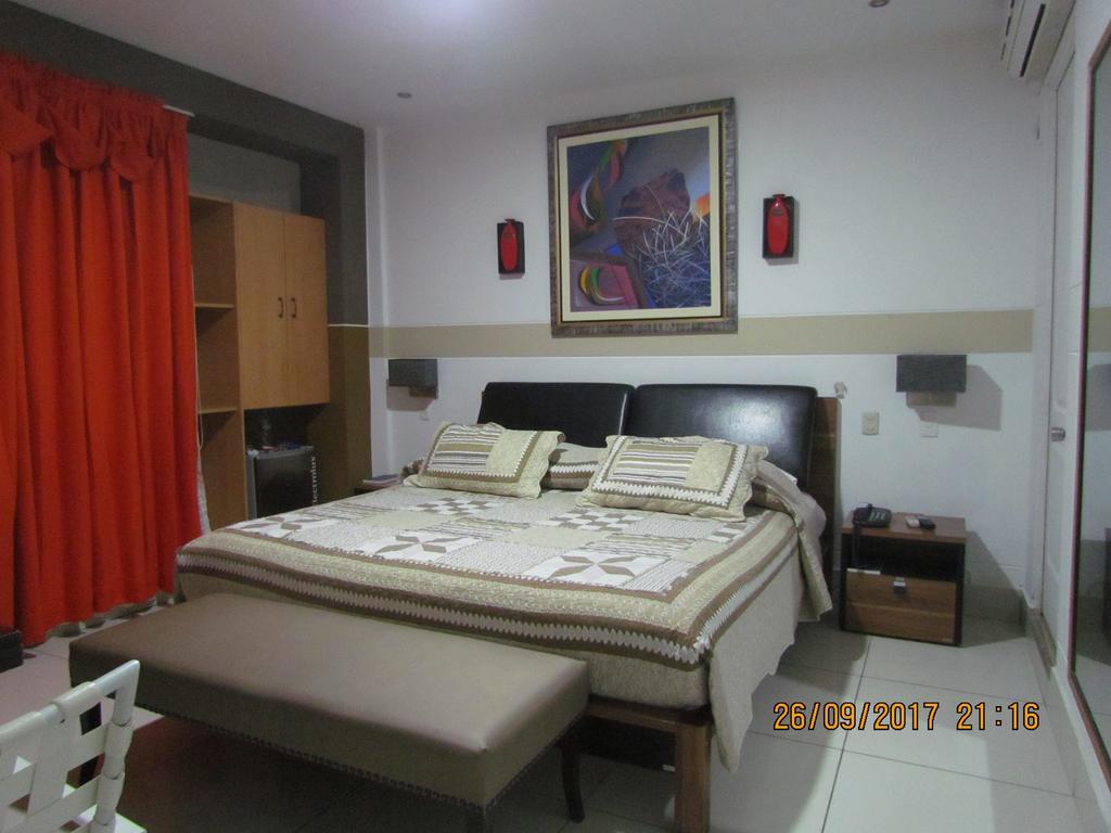 טומבס Rizzo Plaza Hotel מראה חיצוני תמונה