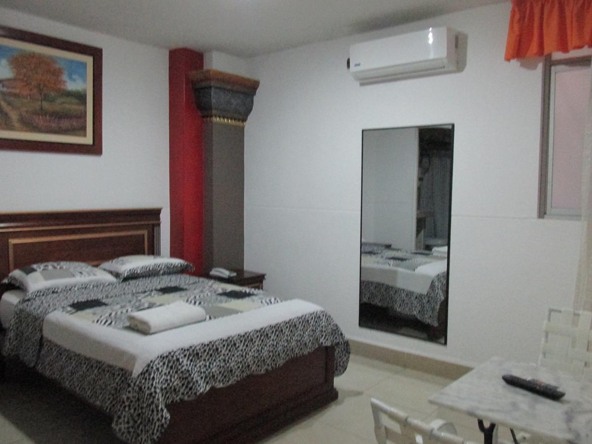 טומבס Rizzo Plaza Hotel מראה חיצוני תמונה