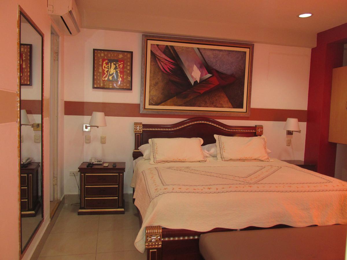 טומבס Rizzo Plaza Hotel מראה חיצוני תמונה