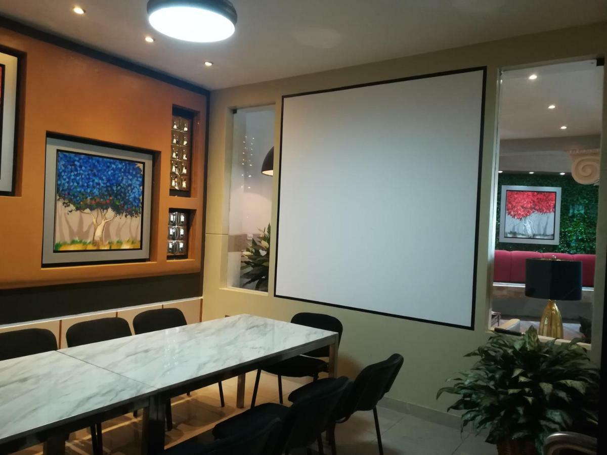 טומבס Rizzo Plaza Hotel מראה חיצוני תמונה